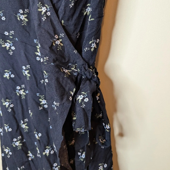 NWT Hollister Co. Navy Floral Print Flowy Cap Sleeve Wrap Mini Dress Women XS - Picture 6 of 8